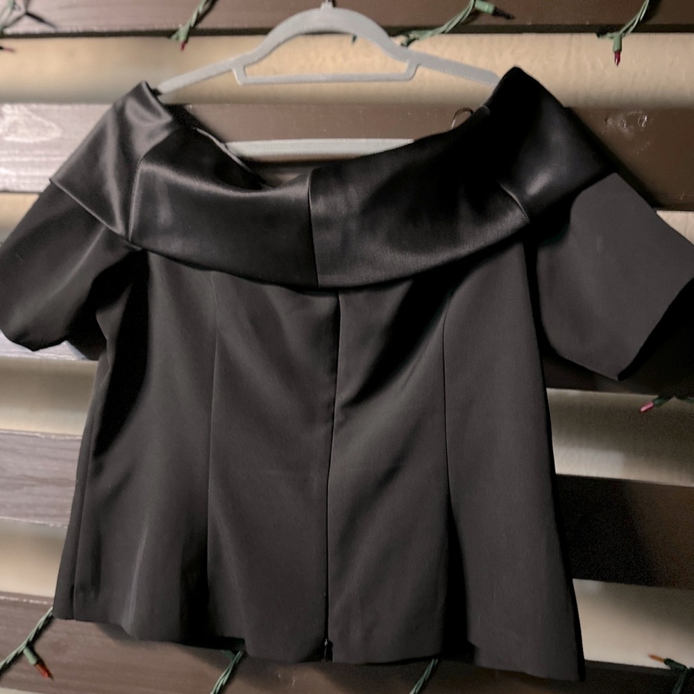 Luxury, elegant off the shoulder blouse in black. Size large. Good condition.